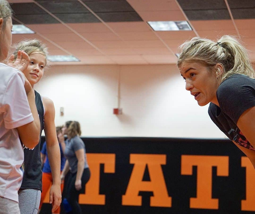 ヘレン・マロウリスさんのインスタグラム写真 - (ヘレン・マロウリスInstagram)「caption this. Me: when someone tells me they’re not coming to camp... “uh, you better!” 😜 Next clinic is in Utah, August 16-17 @wrestlelikeagirl_ Women’s Empowerment Camp. See you there!! 🤗🤼‍♀️ #womenswrestling #girlsinsports #olympics #camp #training #learning」7月13日 13時49分 - helen_maroulis