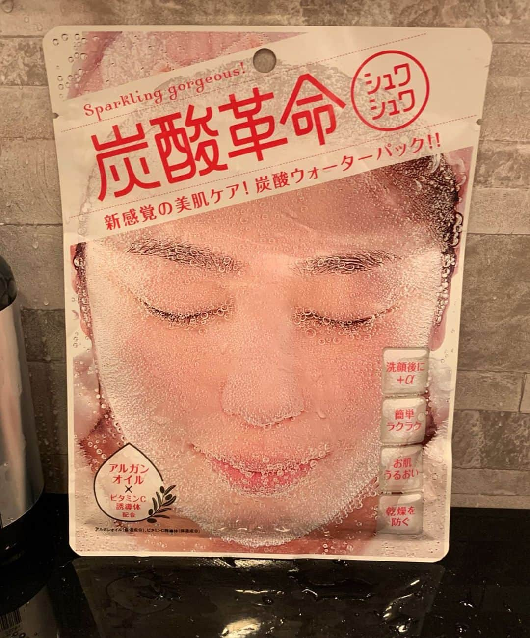 向山毅さんのインスタグラム写真 - (向山毅Instagram)「#earupquicklinesmoother #avexbeautymethod #avex #beauty #metod #allinonegel #オールインワン美容ゲル  #炭酸革命 #炭酸 #ウォーターパック  #美肌 #フェイシャル #ケア #men #lady #unisex #美容男子 #コラーゲン #ビタミン #abematv #買えるバトルクラブ でご紹介したオススメの美容品です！  皆さんのお手元に商品と僕の写真と書き添えと共に続々と届いてるみたいです！ ありがとうございます！！ 是非是非今日から使ってみて下さい！！ 僕が実際に使ってる動画も撮ったので後ほどアップします(^^)」7月13日 13時51分 - take_solidemo