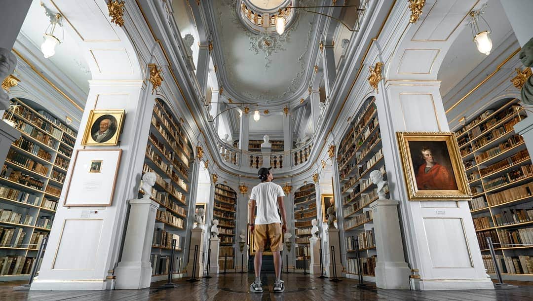山下歩さんのインスタグラム写真 - (山下歩Instagram)「7都市目！ワイマール！  とにかく驚いたのが1枚目の写真のアンナ・アマーリア大公妃図書館！美女と野獣のベルがいた図書室が実在したらこんな感じでしょ、きっと。ちなみにユネスコ世界文化遺産！ゲーテが図書館長を努めたゆかりの地でもあります。  @weimar_erleben #weimar #goethe #ゲーテ#germany #ドイツ観光局 #海外旅行」7月13日 13時57分 - ayumu822