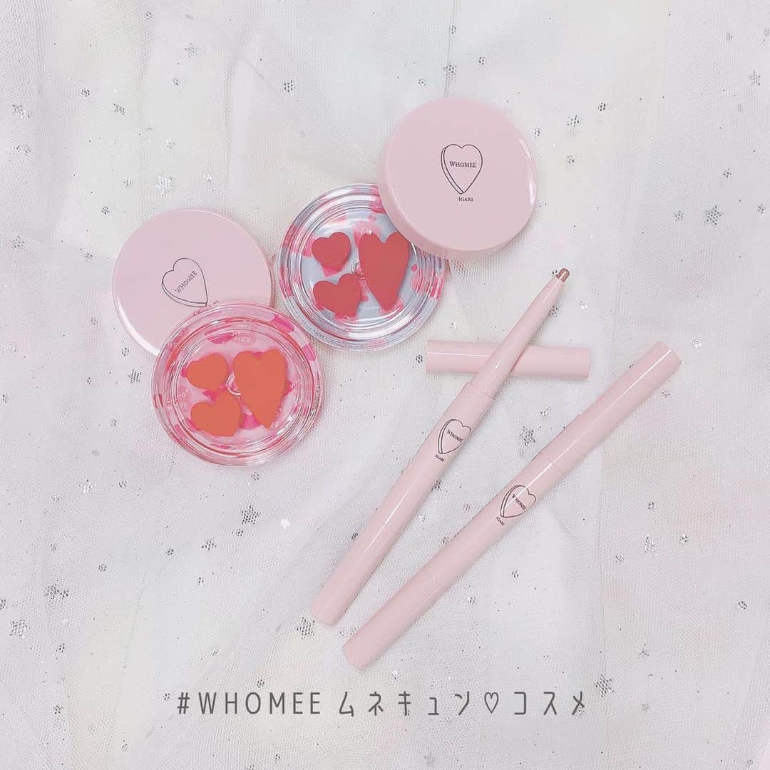 のインスタグラム：「WHOMEEの夏限定 胸キュン♡コスメもうゲットした？ 話題のコスメをチェックしてね！﻿ ﻿ ﻿ ❤︎❤︎❤︎ 夏限定フーミー コスメ ❤︎❤︎❤︎﻿ ・ムネキュン リップグロス ズキュンレッド﻿ ・ムネキュン リップグロス ズキュンピンク﻿ (各2000円)﻿ ﻿ ・キラマルチライナー サクラ2 (1500円)﻿ ﻿ ﻿ ﻿ ﻿ ﻿ ﻿ ﻿ ﻿ ﻿ ﻿ ﻿ #ローリエプレス #フーミー #whomee」