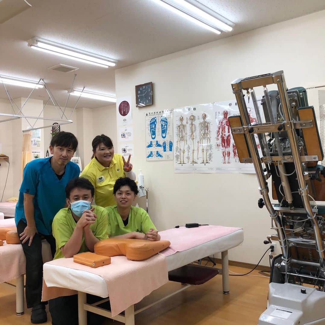 のインスタグラム：「久しぶりに地元のまつさか整骨院さんに行ってきました😊❣️プロになる前から濱口先生にお世話になってます🙇‍♀️いつもありがとうございます😊濱口先生にはいつもアドバイスして頂きます。 そして久しぶりに私がゴルフを始めた頃からゴルフをしてきたお兄ちゃん的存在の勝城兄がまつさか整骨院で働いていてビックリしました！ 久々の再会は感動より驚きの方が大きかったです笑笑  来週はサマンサです！ しっかり頑張ります！  #ブロードリーフ #三重交通グループ #FIDRA #victoriagolf #double eagle #まつさか整骨院」
