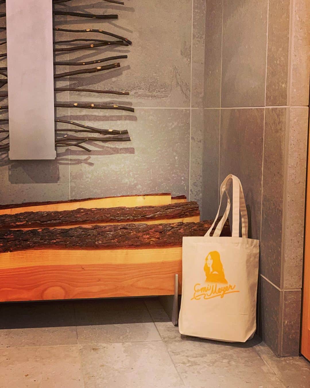 エミ・マイヤーのインスタグラム：「Emi Meyer tote bag // 11月ツアーのものを今日は新潟で先行販売！available on Tour!  T-shirts available exclusively on Amazon 「 Emi Meyer Curious Creature tee (RED version)」シャツはアマゾン限定です✌️ ・ ・ ・ ・ ・ #merch#totebag#bandtees#物販#トートバッグ#バンド#バンドt」
