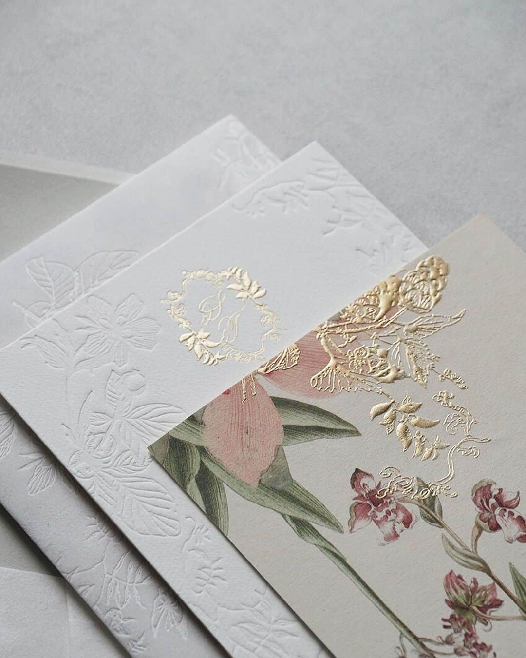 Veronica Halimさんのインスタグラム写真 - (Veronica HalimInstagram)「Finally have some time today to capture this beautiful details of @tishakazan wedding stationery. #emanglagishawntik —— #truffypi #vhcalligraphy #カリグラフィー #カリグラフィースタイリング #モダンカリグラフィー #calligraphyid #styledshoot #calligraphystyling #moderncalligraphy #texture #calligrapher #stationery  #fineartwedding #weddinginspiration #luxurystationery #white #weddinginvitation #weddingstationery #invitationdesign #design #weddingideas  #keepsake #customstationery #custominvitation #ウェディングアイテム」7月13日 14時09分 - truffypi