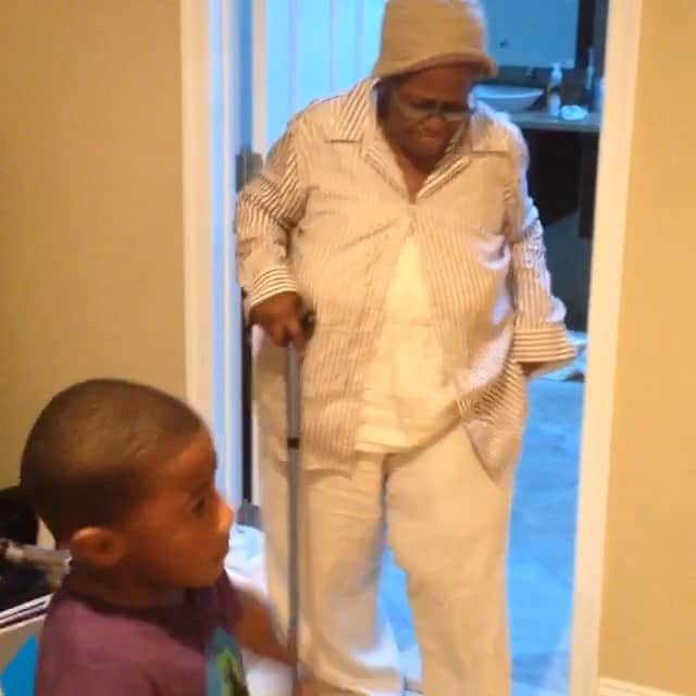 ファンクマスター・フレックスのインスタグラム：「Happy Birthday mommy! The pain never gets better... 5yrs gone and days like this I still feel like shit.... My mother and father moved to Ny without a pot to piss in... worked 2 jobs each.. raised us and supported family back in Jamaica at the same time. I can’t believe she not here. I fucking can’t believe it. Days like this make u feel like your living your Best/Worst life at the same time! Cancer took my mom not too long after this video! God bless anyone who lost a parent!」