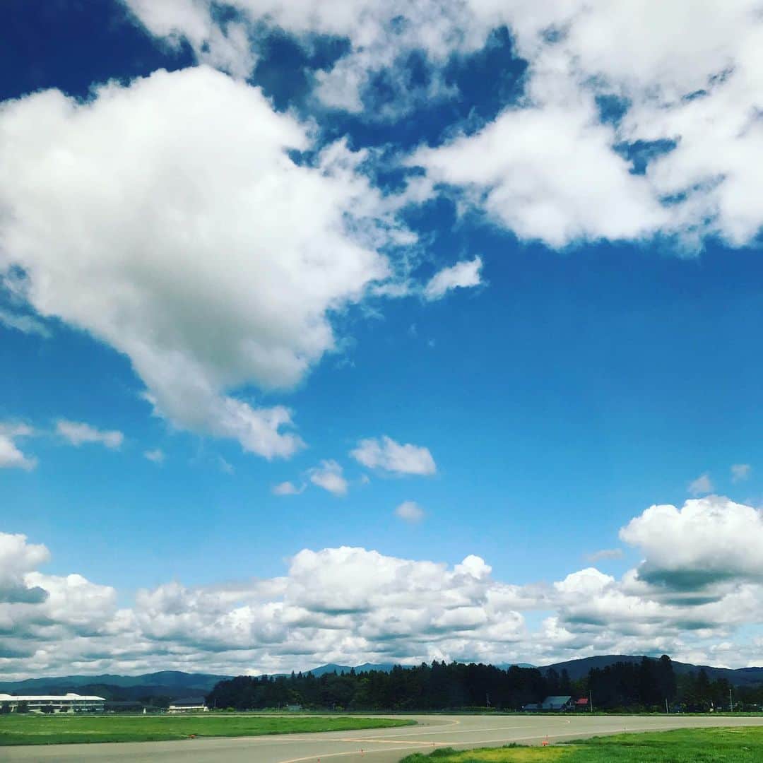 谷桃子さんのインスタグラム写真 - (谷桃子Instagram)「花巻空港到着😉✨🌸 空がきれい♡♡ #花巻空港 #空 #photography  #もも写 #momo撮」7月13日 14時06分 - momoko5999