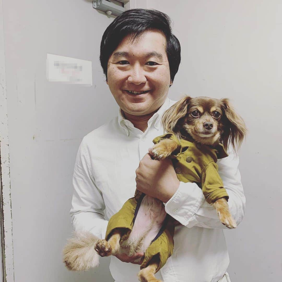 小石田純一さんのインスタグラム写真 - (小石田純一Instagram)「「お智だちライブ」。看板犬のリリックを抱いて。  #お智だちライブ #お笑いライブ #看板犬 #犬 #dog #小型犬 #小石田純一 #お笑い芸人 #ものまね芸人 #ピン芸人 #芸人」7月13日 14時12分 - koishida.trendy