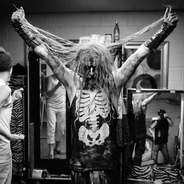 ロブ・ゾンビのインスタグラム：「West Virginia!!! Thanks for a hair raising night!!! #robzombie #westvirginia #johnfive #piggyd #gingerfish #twinsofeviltour #countryroad #robfennphotography」