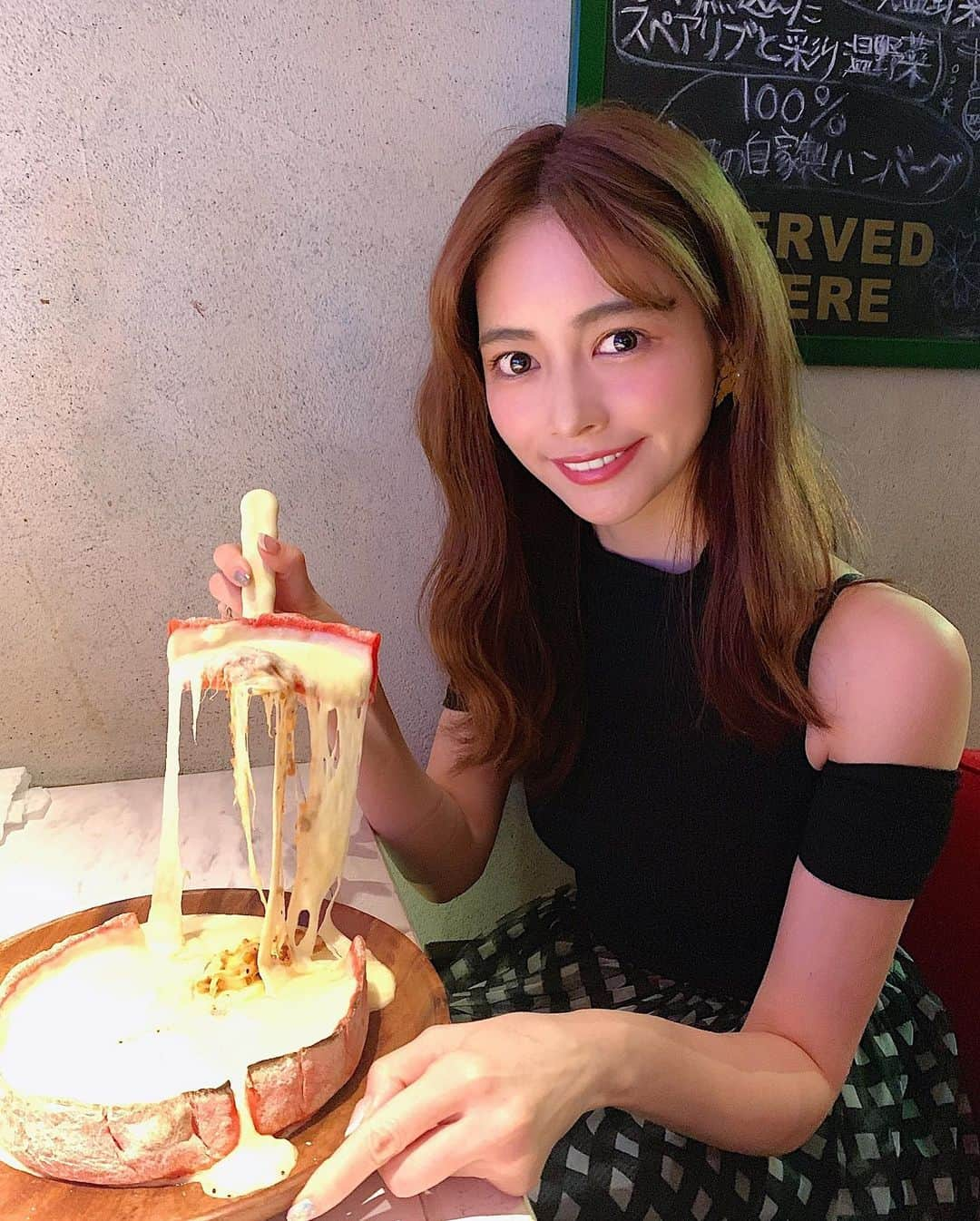 得あゆさんのインスタグラム写真 - (得あゆInstagram)「シカゴピザ🍕🧀❤️👉🏻👉🏻👉🏻 チーズ🧀ホワイトソース、ミートソース が入ってて超美味しかった❤️🥺🥰 ・ meat &cheese ARK 新宿 @meat_and_cheese_ark ・ ・ ・ ・ ・ ・ ・ ・ #夜ごはん#ディナー#新宿#歌舞伎町#meatandcheese#ピザ#シカゴピザ#ダイエット#ジャンクフード#おやつ#スイーツ#チーズ#肉#美味しい#グルメ#食べ歩き#女子会#デート#インスタ映え#カメラ女子#junkfood#diet#cheese#meat#dinner#pizza#japanesegirl#chicago#chicagopizza#shinjuku」7月13日 14時27分 - tokuayu819