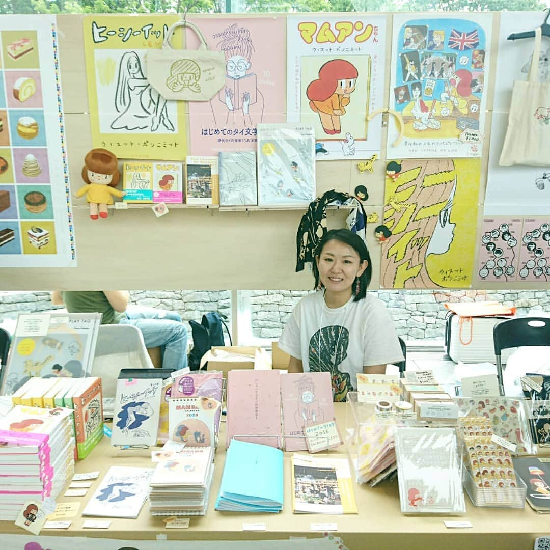 リンネルさんのインスタグラム写真 - (リンネルInstagram)「マムアンちゃんの2020年カレンダーがTOKYO ART BOOK FAIR で初お披露目ということで、買いに行ってきました！かわいいシールのおまけ付き♥  マムアンちゃんのグッズやマンガを手にとってみられるチャンスです～！ アートブックフェアは7/15(月)まで開催中！ ぜひ足を運んでくださいね😊  #マムアン とララちゃん #リンネル #連載中 です #tabf #アートブックフェア #東京都現代美術館」7月13日 14時20分 - liniere_tkj