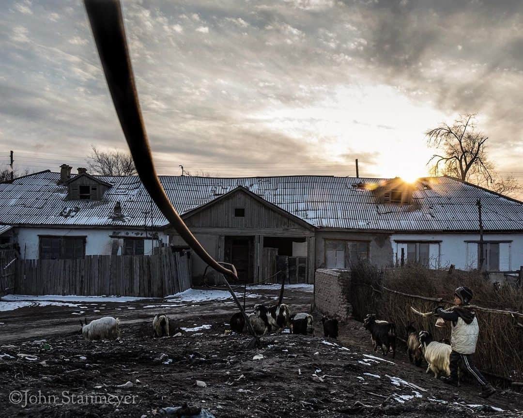 ジョン・スタンメイヤーさんのインスタグラム写真 - (ジョン・スタンメイヤーInstagram)「Just a sweet moment of a young boy walking home with his sheep in Khodjeyli, Uzbekistan. - @natgeo @natgeoimagecollection #uzbekistan #Khodjeyli #sheep #farm #youngman #outofedenwalk」7月13日 14時22分 - johnstanmeyer