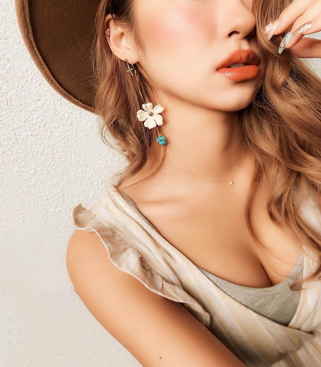 HIKARUさんのインスタグラム写真 - (HIKARUInstagram)「Flower🌼×turquoise🔷 これに＋αしたらもっと可愛い🥰 ちなみにほぼ1点しか作ってなくて 同じのないです🙇‍♀️🙇‍♀️ 希望あればオーダー分作成可能なのでＤＭ下さい😌🌼 . 🔷work shop  札幌🔷 場所@takeuchi_renove  日時▶︎７月２２日月曜日 住所▶︎ 豊平区月寒東4条17丁目10-20 時間▶︎14:00〜16:00 . #handmade #handmadejewelry #handmadeaccessory  #stone  #accessory  #fashion #beach #beachstyle #turquoise #sapporo #japan #tokyo #workshop #hawaii #sea #milimilihoni  #ハンドメイドピアス #ハンドメイド #ピアス #札幌 #黒肌  #日焼け #小麦肌  #ジュエリー  #ミリミリホニ #メイク #ヘア #ワークショップ #ハイライト #ハイカラー」7月13日 14時37分 - hikaru__0211