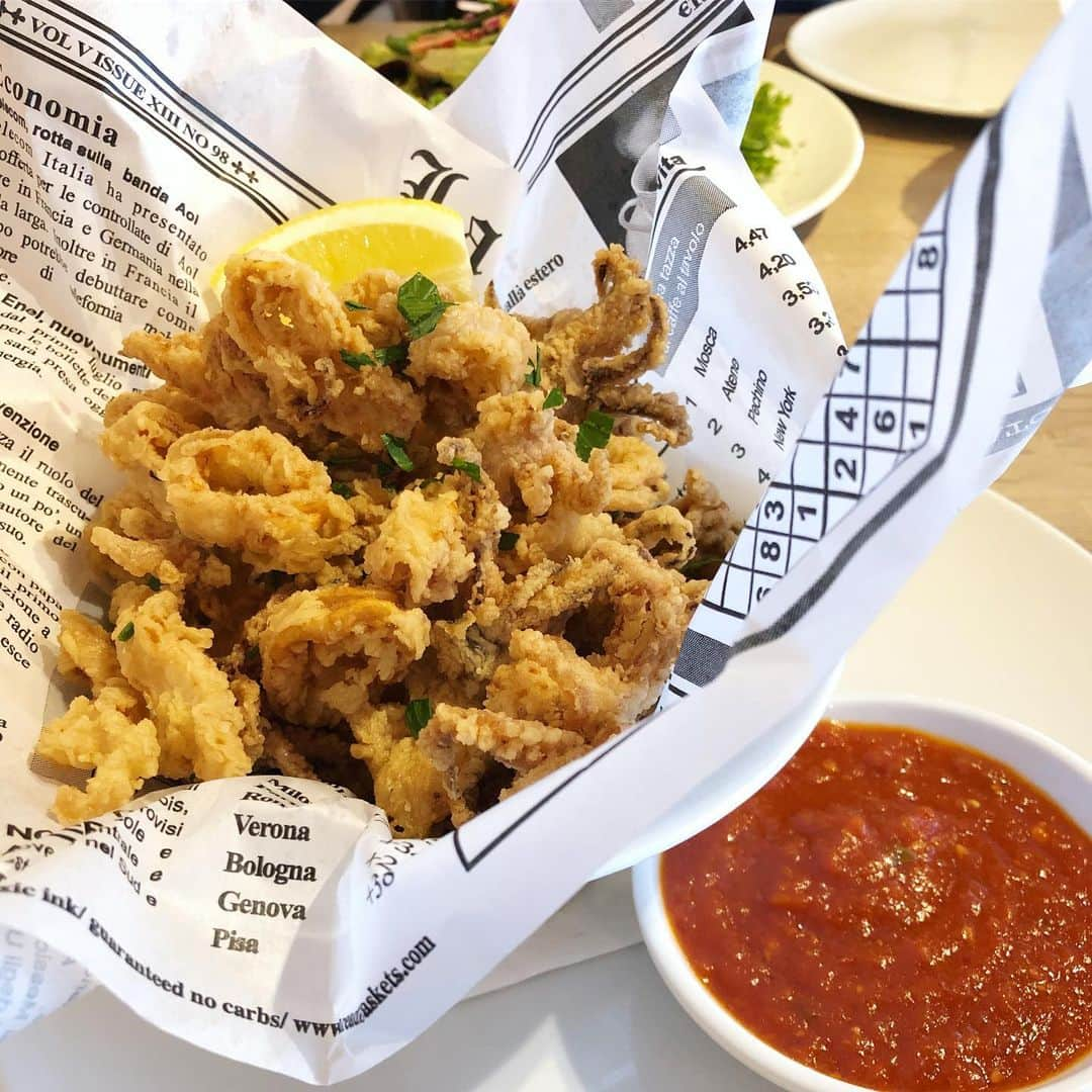 Arancino Di Mareのインスタグラム：「🍻 Happy Aloha Friday guys!  Your perfect match for that icy cold glass of Peroni...Calamari Fritti w/ arrabbiata sauce!  #arancinodimare #arancino #italian #restaurant #hawaiisbestkitchens #waikiki #hawaii #oahu #calamari #alohafriday #beer #weekendvibes #honolulu #おいしい #アランチーノ#アランチーノディマーレ #イタリアン #ワイキキ #パスタ #ホノルルマラソン #ハワイ #111hawaiiaward #haleainaawards #thefeedfeed #honolulumagazine #aloha」