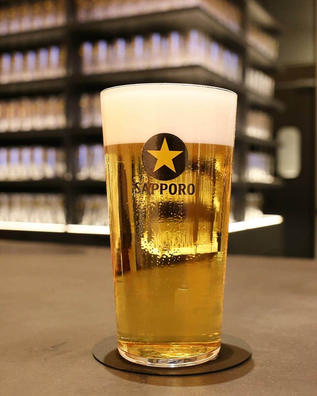 のインスタグラム：「こんにちは。 3連休ウキウキです。  今日はソロ活動。 銀座に7/5オープンしたサッポロ生ビール黒ラベル THE BARに行って来ました。  オールスタンディングでシックな雰囲気の店内。ビールは黒ラベルのみで、3種類の注ぎ方が選べます。1人2杯までです。  私はサーバー2つ使用して入れるハイブリッドとパーフェクトを。  グラスはうすはりの特注らしく綺麗にしています。泡が本当にクリーミーで美味しかった❗  短い時間でしたが楽しい時間でした♪また行こう♥️ #サッポロ黒ラベル #サッポロビール #銀座 #ビール #注ぎ分け #ビール #ビールクズ #ビールおばさん #ビール女子 #ビール好き #トコトコサケメグリ #外飲み #ビールバー #酒好きな人と繋がりたい #beer #beerholic #sapporobeer #beerlover #igersjp #tokyo #beertime #cheers #yummy」