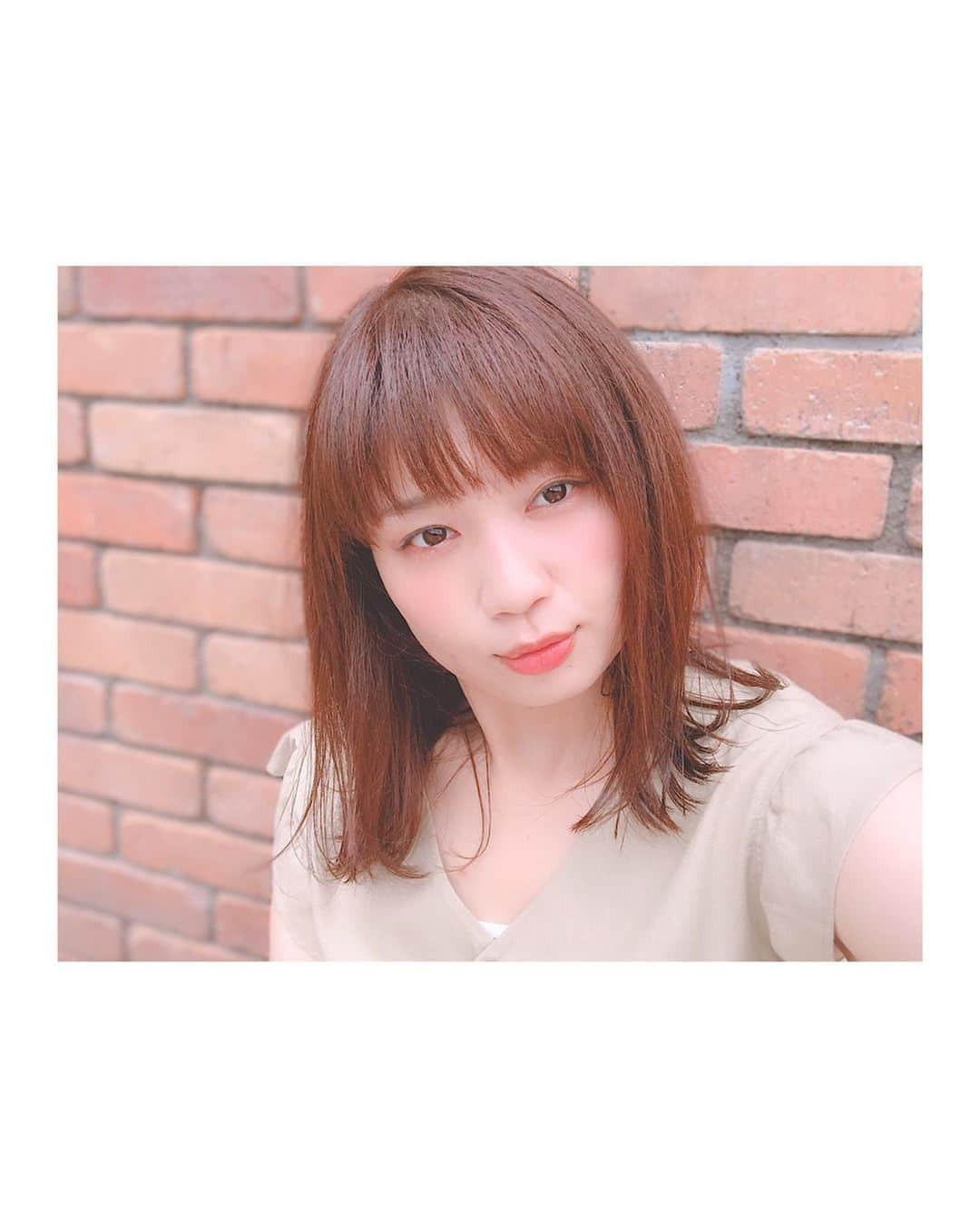 小川みこさんのインスタグラム写真 - (小川みこInstagram)「. . New hair ♡ . 明るさはそのままに 柔らかな雰囲気を 出すために ベージュ系に してもらいました‼︎ . カットは毛先に動きをと よく言えばうざバングを 綺麗に笑 . #前髪 #ヘアカラー #ヘアスタイル #アッシュ #美容院#haircolor #hairstyle #haircut #美容院#ラファーファ#ラファモ#ぽっちゃり女子 #ぽっちゃり #ゆるふわ巻き #ゆるふわ #instagood #ミディアムヘア  #大人かわいい #大人女子 #plussize #plussizemodel #お気に入り」7月13日 14時46分 - miiiiiiiico25