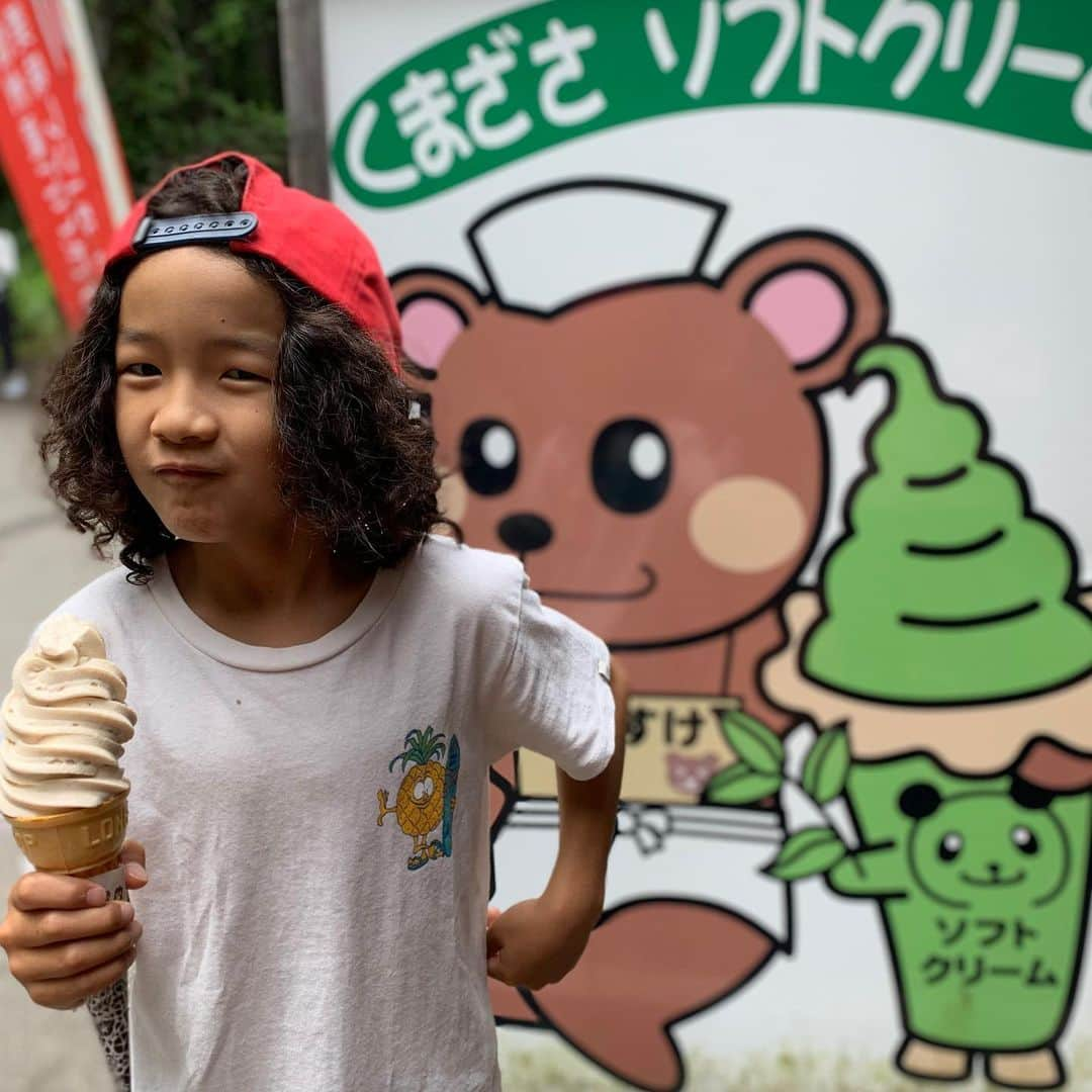 上田ユキエさんのインスタグラム写真 - (上田ユキエInstagram)「念願の🐯❤️🍦そばソフトクリーム。後ろのクマと同じ顔してるよ。 #japan #trip #8yearsold #sobasoftcream @billabong_japan #日本大好き」7月13日 14時49分 - yukie_ueda