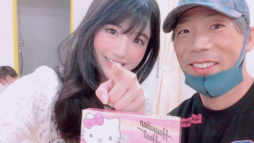 火口秀幸のインスタグラム：「今日は 長い一日 リハーサル三昧 #小寺まりこりん より #ワイハ #土産 頂きました  #吉本坂46 #RED #HIDEBOH」