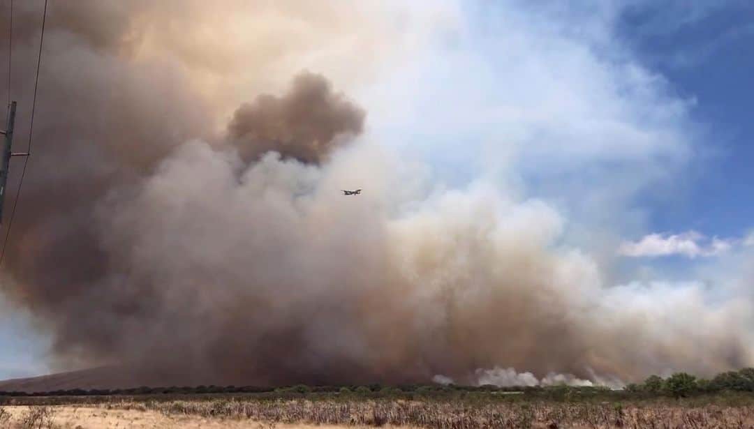 NBC Newsさんのインスタグラム写真 - (NBC NewsInstagram)「A plane flies through a plume of smoke from a wildfire on the island of #Maui, #Hawaii . 📷 @sandbachspics / @reuters」7月13日 14時58分 - nbcnews