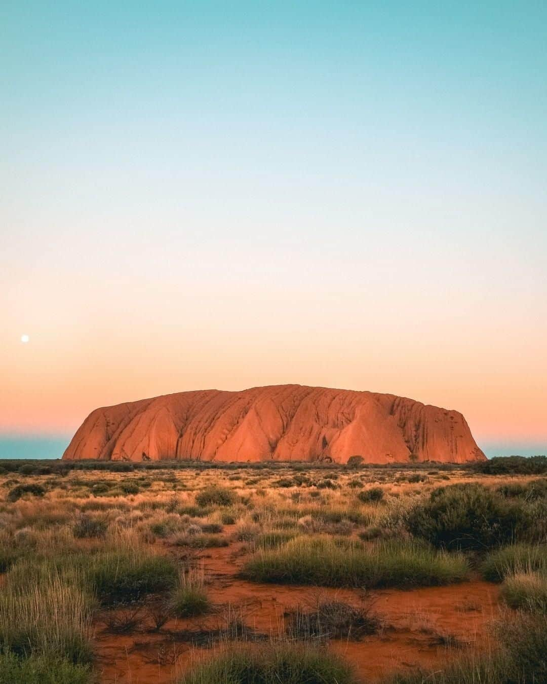 Australiaさんのインスタグラム写真 - (AustraliaInstagram)「Stop what you’re doing and enjoy this only-in-Australia moment from @ntaustralia. 🧡 @incognito.travels felt that “there's something so special about this place,” like many others who’ve visited the majestic #Uluru. This iconic rock in @visitcentralaus changes colours at sunrise and sunset, a scene so spectacular that you simply can’t look away. After dark, you can book a ‘Field of Light’ experience via @exploreuluru to see the desert light up with 50,000 spindles of light, and enjoy a sit-down dinner under the stars. Like we said, only in #Australia.  #seeaustralia #NTaustralia #redcentreNT #naturephotography #travel」7月13日 15時00分 - australia