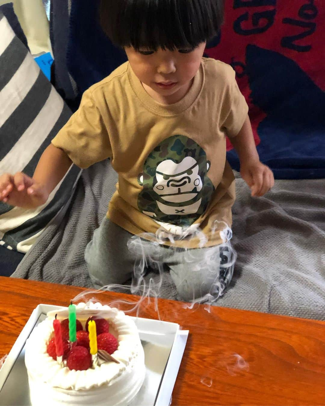 SHINOBUさんのインスタグラム写真 - (SHINOBUInstagram)「はれくんのBDパーティー🎉 大好きな焼肉の後に、 ケーキ🎂 ロウソク一気に吹き消せた🤩 (余韻もなく瞬時に消された) 欲しいってリクエストの こまちとはやぶさのプラレール 渡した途端に テンションMAX 3枚目はその瞬間爆笑😂😂 ただ今 走らせて遊んでいます👏👏 こんなに喜んでくれたら 嬉しい😭😭 あーほんとにほんとに おめでとう🙌🏻💕 #7.12BD #3歳 #おめでとう #愛してるよ #1日遅いパーティー #ごめんね」7月13日 15時12分 - shino_boo81