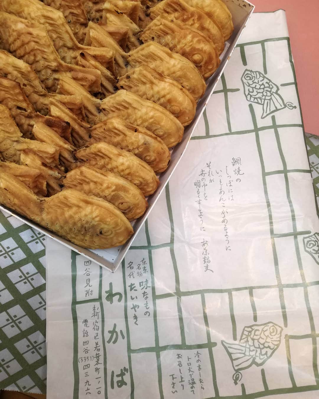 村治佳織さんのインスタグラム写真 - (村治佳織Instagram)「Another Japanese sweets!  It is called TAIYAKI.  昨日の東京文化会館でのコンサート。 　四谷見附の‘わかば’様より、たい焼きの差し入れをいただきました！！ 焼きたてほやほやでお届けくださり、感激でした。噂に聞いていた、わかばさんの、しっぽまで餡がつまった絶品たい焼き。　 香津美さん、公子さん、お二人のマネージャー阿部さん、音響の近藤さん、聴きにいらしてくださった押尾コ一タロ一さんご夫妻、水戸芸術館の篠田さん、音楽ライターの米澤さん、そしてチームムラジ、関わってくださっているスタッフの方々、み一んなで完食いたしました。　 お味、見た目、粋な包装紙、すべてが素敵。　 最近、おやつにも恵まれています(^-^) #わかば様ありがとうございました  #たい焼きわかば #おやつの神様」7月13日 15時05分 - kaorimurajiofficial