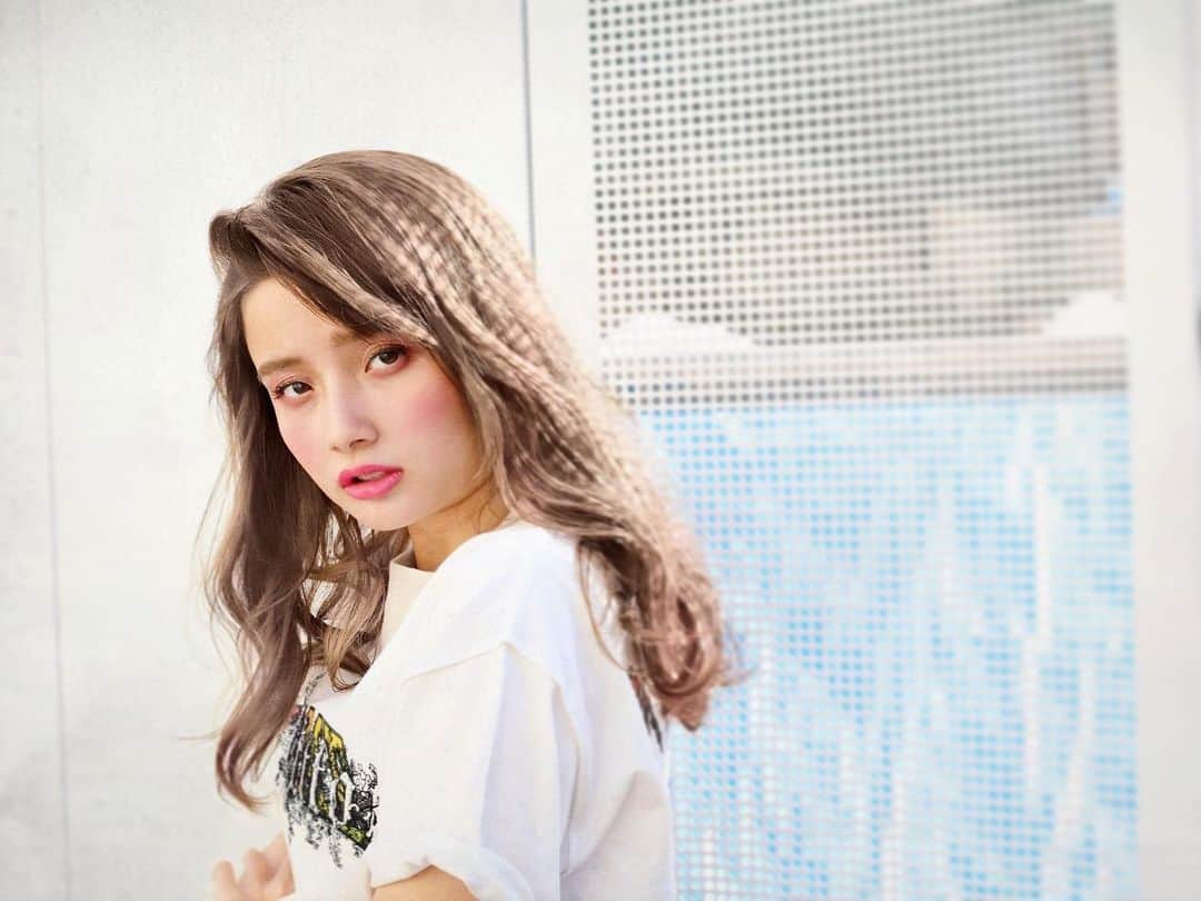渡部幸也のインスタグラム：「木曜日も、ヘアメイクのお仕事に行って来ました💄 そして昨日と本日、営業時間前からびっしり予約完売、本当にありがとうございます🙇 明日と明後日はちょっとですが、予約取れる枠もありますので、ネットまたはネットで取れない方は直接サロンまでお問い合わせお願いします🙏 これから営業後まで後半戦も頑張りますので、よろしくお願いします✨  #ヘアスタイル #ヘア #髪型 #ヘアカタログ #ヘアセット #ヘアアレンジ #パーマ #カラー #ヘアカラー #hair #恵比寿美容院 #代官山美容室 #代官山美容院 #美容学生 #サロン #中目黒美容室 #中目黒美容院 #恵比寿美容室 #サロンモデル #中目黒ランチ #恵比寿ランチ #hpb_hair #中目黒 #代官山 #恵比寿 #渋谷 #ar_magazine #murua #emoda #amerivintage」