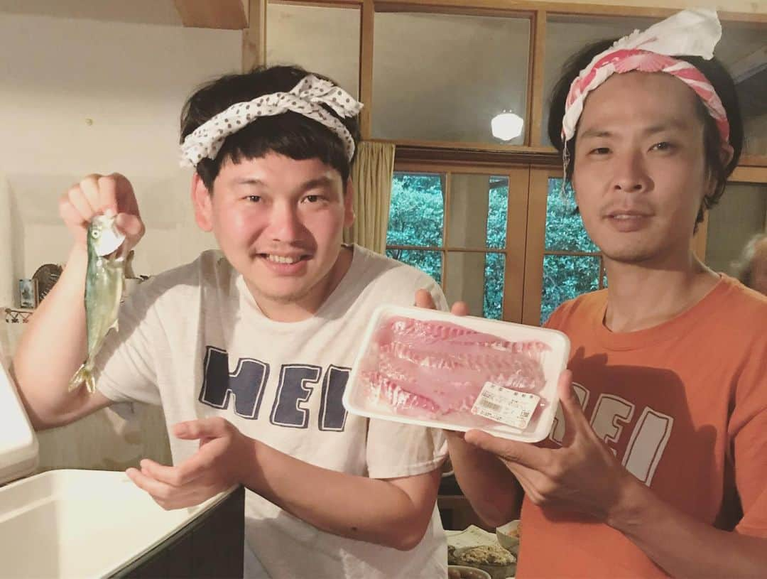 松本野々歩さんのインスタグラム写真 - (松本野々歩Instagram)「きのう また一つ歳を取りまして アラフォー突入だぁ！ってんで久しぶりに友を呼んで 前夜パーティーをしました！  寿司屋さん「Hei寿司」やってくれるってことになったんだけど 当日 馨さんと池ちゃんで  葉山まで行って 釣ってくる！と言い出した  それはそれは立派な 鯛とかイカとか 色々釣ってくるんだ〜 わーい！ とウキウキして待ってたのね  やっと帰って来たー！！ 重そうに クーラーボックス持ってるしこれは！と思ってのぞいたら ちっこーいのが  ちょこんと一匹！ しかも 池ちゃんが釣ったやつ・・ その横に 近所の美味しい魚屋さんで 買ってきた たくさんのお魚！ 結果 楽しい〜美味しい〜寿司パーティーになりましたとさ！  寝不足な上に 日焼けで 真っ赤な顔で ずーっと 寿司握ってくれたお二人 ほんとにほんとにありがとう  あ、ちっこい子も  もちろん美味しくただきましたよ！  そして サイドメニューやら みんなのお酒作りから 準備から片付けまで 淡々としてくれた 妹更紗 ほんとに 感謝  恩返し案件が 増えてゆく一方ですが  そんな感じでやっていきます！  #hei寿司」7月13日 15時08分 - nonohoms