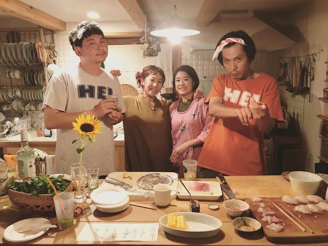 松本野々歩のインスタグラム：「きのう また一つ歳を取りまして アラフォー突入だぁ！ってんで久しぶりに友を呼んで 前夜パーティーをしました！  寿司屋さん「Hei寿司」やってくれるってことになったんだけど 当日 馨さんと池ちゃんで  葉山まで行って 釣ってくる！と言い出した  それはそれは立派な 鯛とかイカとか 色々釣ってくるんだ〜 わーい！ とウキウキして待ってたのね  やっと帰って来たー！！ 重そうに クーラーボックス持ってるしこれは！と思ってのぞいたら ちっこーいのが  ちょこんと一匹！ しかも 池ちゃんが釣ったやつ・・ その横に 近所の美味しい魚屋さんで 買ってきた たくさんのお魚！ 結果 楽しい〜美味しい〜寿司パーティーになりましたとさ！  寝不足な上に 日焼けで 真っ赤な顔で ずーっと 寿司握ってくれたお二人 ほんとにほんとにありがとう  あ、ちっこい子も  もちろん美味しくただきましたよ！  そして サイドメニューやら みんなのお酒作りから 準備から片付けまで 淡々としてくれた 妹更紗 ほんとに 感謝  恩返し案件が 増えてゆく一方ですが  そんな感じでやっていきます！  #hei寿司」