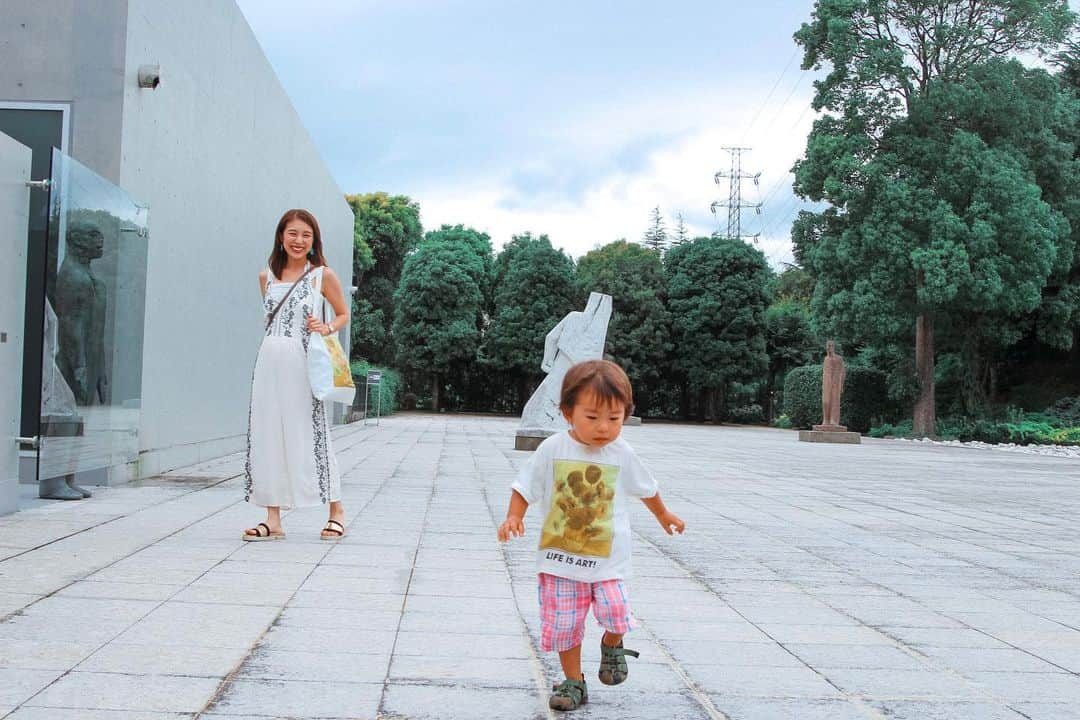 磯部映見さんのインスタグラム写真 - (磯部映見Instagram)「If you visit Shizuoka Prefecture you ought to visit The Garden & museums of Clematis no oka. One of my favorite places in Japan.  好きな美術館のあるクレマチスの丘へ🌿 ヴァンジ美術館のガーデンで走り回って、ランチして、大きな桟橋を渡ってビュッフェ美術館のこども美術館へ。4年前(最後の写真🤣)大人だけで行った時とは鑑賞方法が違うけど、違う楽しみに溢れてました🌿  #こども美術館 #clematisnooka #クレマチスの丘 #こどもアート #visitjapan #ヴァンジ彫刻庭園美術館」7月13日 15時12分 - aimee_isobe