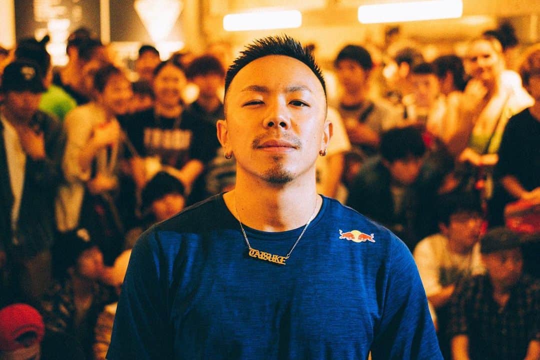 のインスタグラム：「Thanks for taking my photo 🙏 久々に写真撮ってもらいました！！ ありがとうございます🙏📸@yusuke_oishi_marcomonk  #bboytaisuke #redbull #redbulldancetour @redbulljapan @redbulldance @slicendice.tokyo」