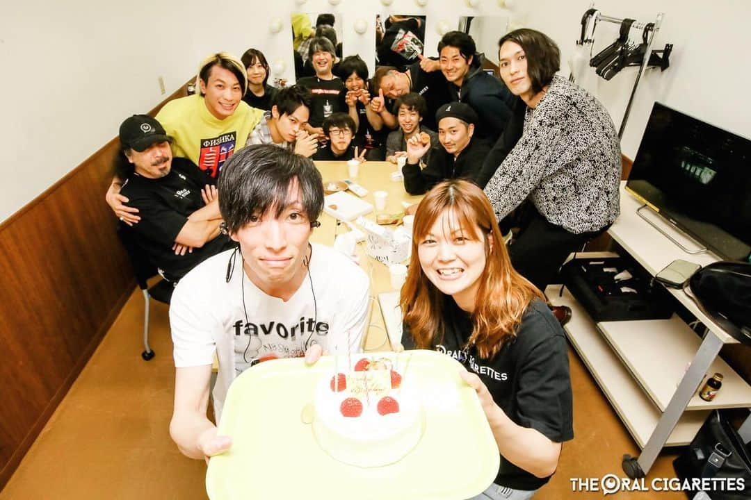 THE ORAL CIGARETTES さんのインスタグラム写真 - (THE ORAL CIGARETTES Instagram)「昨日はリハ終わりにまさやんと照明さんの誕生日祝いをしました🎉 （テーブルの上が散らかってるのは見ないでください🙏🏻笑）  photo by Viola」7月13日 15時16分 - the_oral_cigarettes_official