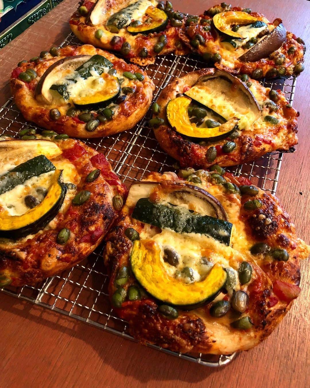 CHIPPRUSONのインスタグラム：「少し遅れてピザ焼き上がりました。その他のパンもまだ色々ございます🍞」