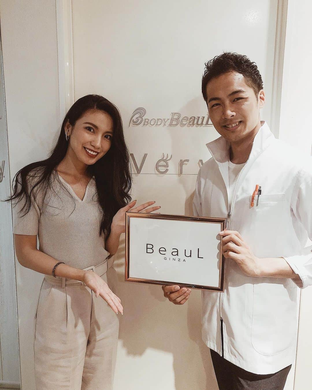 吉田愛璃のインスタグラム：「. . ずっと気になっていた小顔エステを受けにビュール銀座へ行ってきました♥  痛くない、むしろ寝た🤣 昔、ゴリゴリメキメキ⚡痛い小顔を受けてたんだけど、頭痛とか体調壊した経験あって。泣 それから顔は針くらいで、小顔整体は慎重になってたんだけど、結果本当に行ってよかった！！ 浮腫が取れてすっきりリフトアップ👍そして頭もこんなにサイズダウン😳しかもなんか気分もスッキリした。  ノー加工で恥ずかしすぎるけどwwwwwww Before Afterの顔面載せるねwwwwwww  週一で受けたら整形並みに変わるって噂🤭 リアルに通おうかな。笑 検証したい😏  私が今回受けたのは太田さん限定メニューの脳内デトックスコース60分 ￥15,000-🤟 ハイパーナイフとsetのプレミアム小顔コースが1番人気らしいから今度やりたいな🔥  7月に予約すると、割引キャンペーンがあるみたいだから気になる方は、@kogao333のアカウントをcheckしてみて💜 . . #銀座小顔 #ビュール銀座 #ヘアサロンの小顔が凄い  @kogao333 @beaul.ota @beaul.ginza」