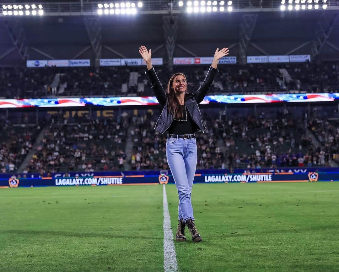 アレックス・モーガンさんのインスタグラム写真 - (アレックス・モーガンInstagram)「Thanks @lagalaxy and all of LA for the love tonight! Andddd taking care of @servacarrasco getting to France for *that* game.」7月13日 15時31分 - alexmorgan13