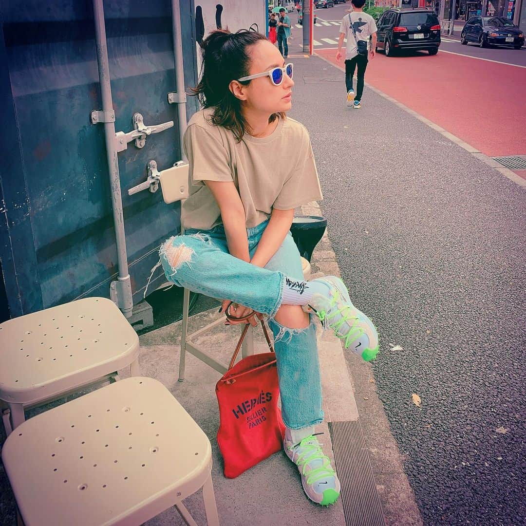 佐田真由美さんのインスタグラム写真 - (佐田真由美Instagram)「スタイリストの百々様のコラボTが着心地最高で、色が可愛い💕  4900円！というのも素敵✨ @dodo_chiharu  Tシャツ @plst_official  デニム @yanuk_official  スニーカー @niketokyo  @off____white  カバン @hermes」7月13日 15時33分 - sadamayumi