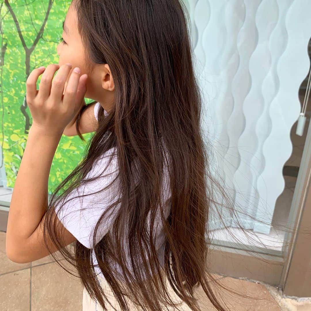 AYUMIさんのインスタグラム写真 - (AYUMIInstagram)「娘の希望で 人生2度目のヘアドネーションを。 31センチ以上の髪の毛の寄付です バレエの発表会がおわったので、娘の髪の毛に 〝ありがとう〝と〝いってらっしゃい〝を伝えて 必要とされている方の元に届きますように💫 たくさんなでてきた、幸せいっぱいの髪を… 頭髪に悩みを抱える子どもたちにウィッグを完全無償で 提供している団体に寄付させていただきます . . #ヘアドネーション #9歳の娘 #2度目のヘアドネーション #髪の毛の寄付  #今日という日にも感謝して」7月13日 15時40分 - ayumiayunco