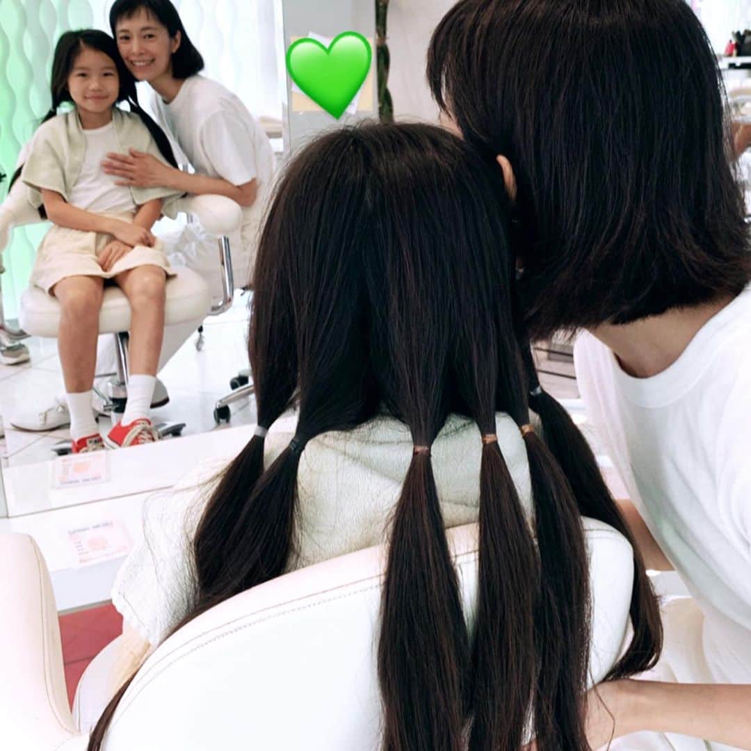 AYUMIさんのインスタグラム写真 - (AYUMIInstagram)「娘の希望で 人生2度目のヘアドネーションを。 31センチ以上の髪の毛の寄付です バレエの発表会がおわったので、娘の髪の毛に 〝ありがとう〝と〝いってらっしゃい〝を伝えて 必要とされている方の元に届きますように💫 たくさんなでてきた、幸せいっぱいの髪を… 頭髪に悩みを抱える子どもたちにウィッグを完全無償で 提供している団体に寄付させていただきます . . #ヘアドネーション #9歳の娘 #2度目のヘアドネーション #髪の毛の寄付  #今日という日にも感謝して」7月13日 15時40分 - ayumiayunco