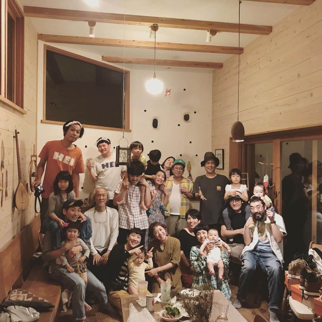 松本野々歩のインスタグラム：「子どもがいっぱい！ 大切な人が倍になっていくね  誕生日を理由にして 会いたい人 会わせたい人を呼びつけた！  舟くん（＠udutextil ）の誕生日も一緒にお祝いしたよ  いつまでも 子どもたちのエネルギーに負けないくらい 本気で遊んでいたい  全力の誕生日会 正直まだ 疲れが取れません・・ 次の日家族で反省会 「来年はー・・」って ちょいとみなさん・・笑  お母さんは「野々歩●✖️クイズ」をやりたかったんだって 笑  あー わたし いつまでも大人になれないわけだ！  ほんと妹  @ratatapetite も言ってたけど 全力であそびに付き合ってくれる 友たち そして 家族  最高です だいすきです  楽しく歳をとろう！」