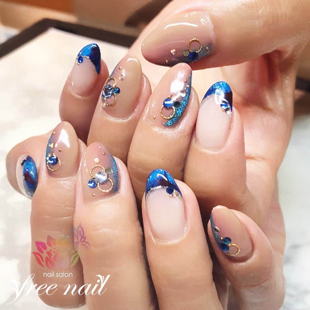 free nail フリーネイルのインスタグラム：「. お客様ネイル💅🏻🦋✨ . グラデーションネイル💗✨ . ブルーの配色で一気に夏らしく👩🏻‍🎨💙✨ . ご来店ありがとうございました🙇🏻‍♀️🙇🏻‍♀️🙇🏻‍♀️💗 . #ネイル #フリーネイル #ネイルアート #ジェルネイル #ネイルサロン #大阪ネイルサロン #ネイルデザイン #ネイルチェンジ #フレンチネイル #フレンチデザイン #グラデーションネイル #ラメグラ #ストーンネイル #ベージュネイル #ブルーネイル #デザインネイル #シンプルネイル #トレンドネイル #美爪ネイル #大人ネイル #夏ネイル #美甲 #日式美甲 #summernails #nailsart #nailsalon #nailsdid #newnails #newnail #freenail」