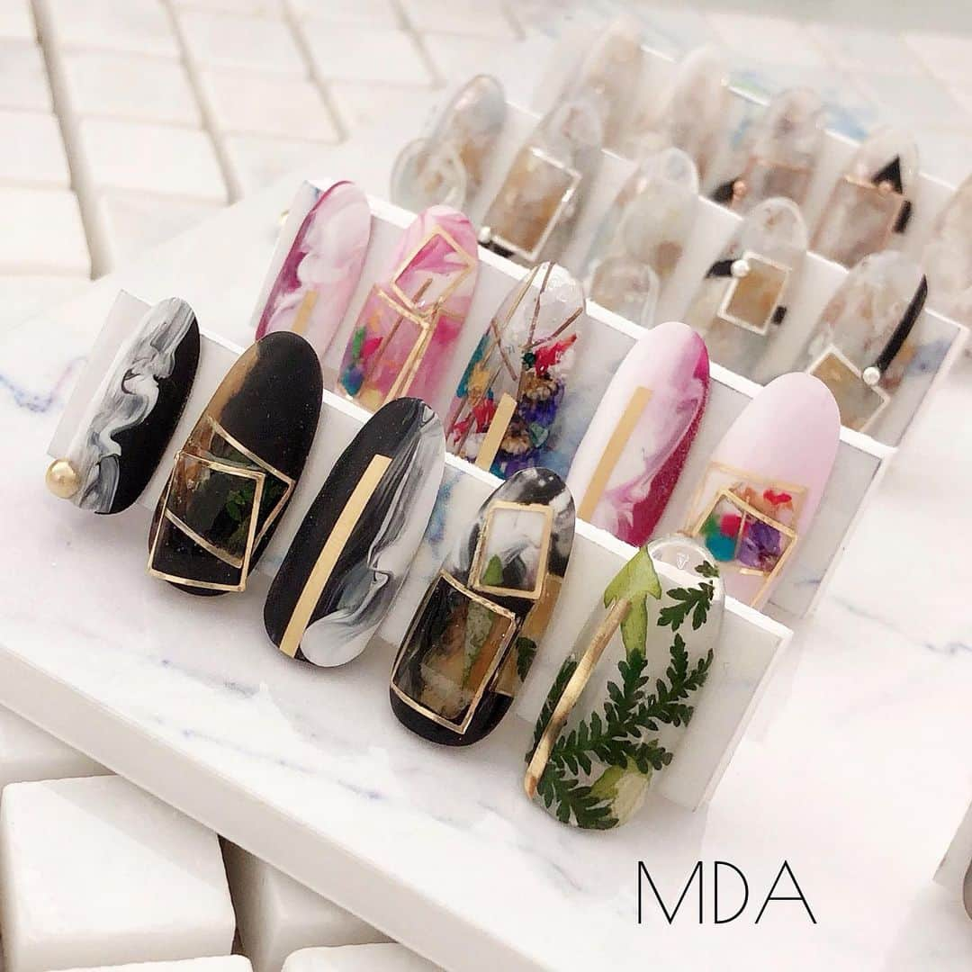 Mayu Ogawaさんのインスタグラム写真 - (Mayu OgawaInstagram)「🌟 mda new items 🌟﻿﻿﻿ ﻿ こちらはスタンダードなメタリックカラー3色を使ったアートアレンジ♡﻿ また後ほど他カラーアレンジもポストいていきます♪﻿ ﻿﻿ ◾️ Square Focus ﻿全9色 3size﻿﻿ ・大L、中M、 小S  サイズ/各色﻿﻿﻿ 万能に使えるスクエアフレーム♪﻿﻿﻿ プレーンなメタルカラーとカラフルなラインナップ。﻿﻿﻿ 薄型で柔らかく、ネイルにフィットしやすいです。﻿﻿﻿ 溶剤にも強い塗装を採用しております。﻿﻿ ﻿﻿ ANFから先行リリースとなります💗﻿﻿﻿ ﻿﻿﻿ アートサンプルもたくさんブースに展示致します。﻿﻿ @bonnail_insta  ぜひブースまで見にいらして下さい😉﻿﻿﻿ ﻿﻿﻿ 🎀 @bonnail_insta × @m_d_a ﻿﻿﻿ ・Square Focus ﻿﻿﻿ ・多肉ちゃん arizona plants ﻿﻿﻿ ﻿﻿ mda items will be released.﻿﻿﻿ #asianailfestival2019﻿﻿﻿ ﻿﻿﻿ 👍👍 👍﻿﻿﻿ ﻿﻿﻿ #新商品 #リリース﻿ #コラボアイテム﻿﻿﻿﻿ #ネオンフレーム #フレームネイル﻿﻿﻿ #多肉 #サボテン #アリゾナ﻿﻿﻿ #bonnail﻿ #anf #アジアネイルフェスティバル﻿﻿ #mda #mdanail﻿ #mdaitems﻿﻿﻿﻿﻿﻿ #nailstagram #nails #nailarts #gelnails #lovenails#nailaddict #trendnails﻿ ﻿﻿﻿﻿ ﻿#必ず可愛いくなるネイルアイテムたち﻿」7月13日 15時58分 - m_d_a