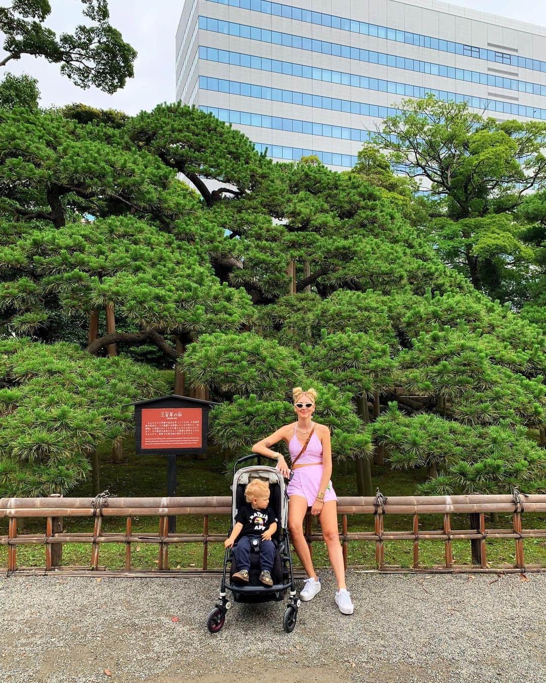 キアラ・フェラーニさんのインスタグラム写真 - (キアラ・フェラーニInstagram)「Family at the park in Tokyo 👪 #TheFerragnez」7月13日 15時59分 - chiaraferragni