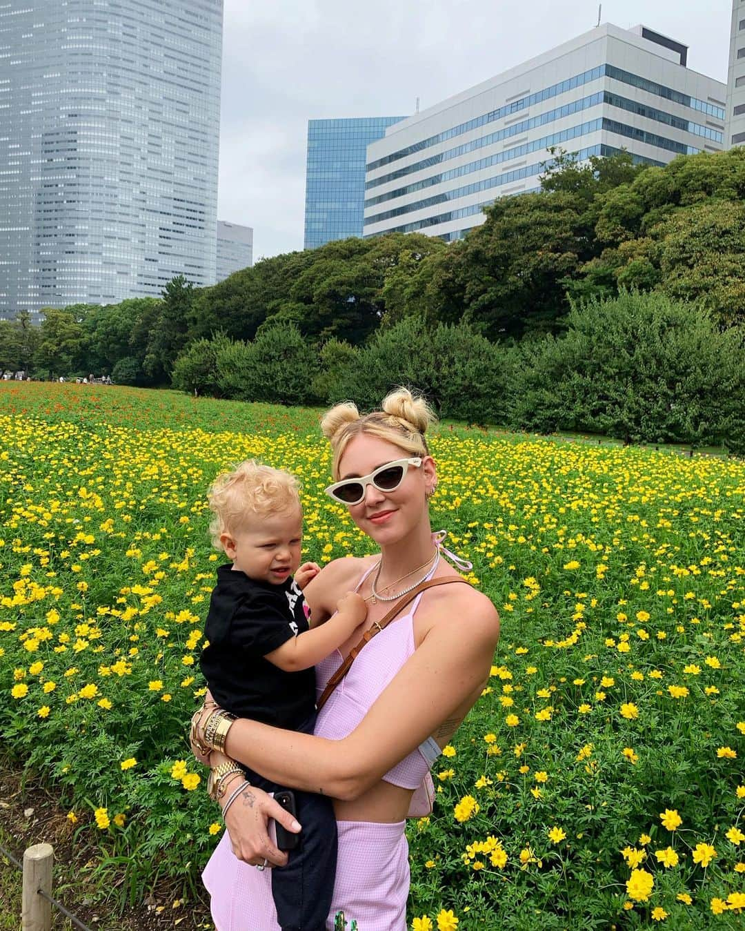 キアラ・フェラーニさんのインスタグラム写真 - (キアラ・フェラーニInstagram)「Family at the park in Tokyo 👪 #TheFerragnez」7月13日 15時59分 - chiaraferragni