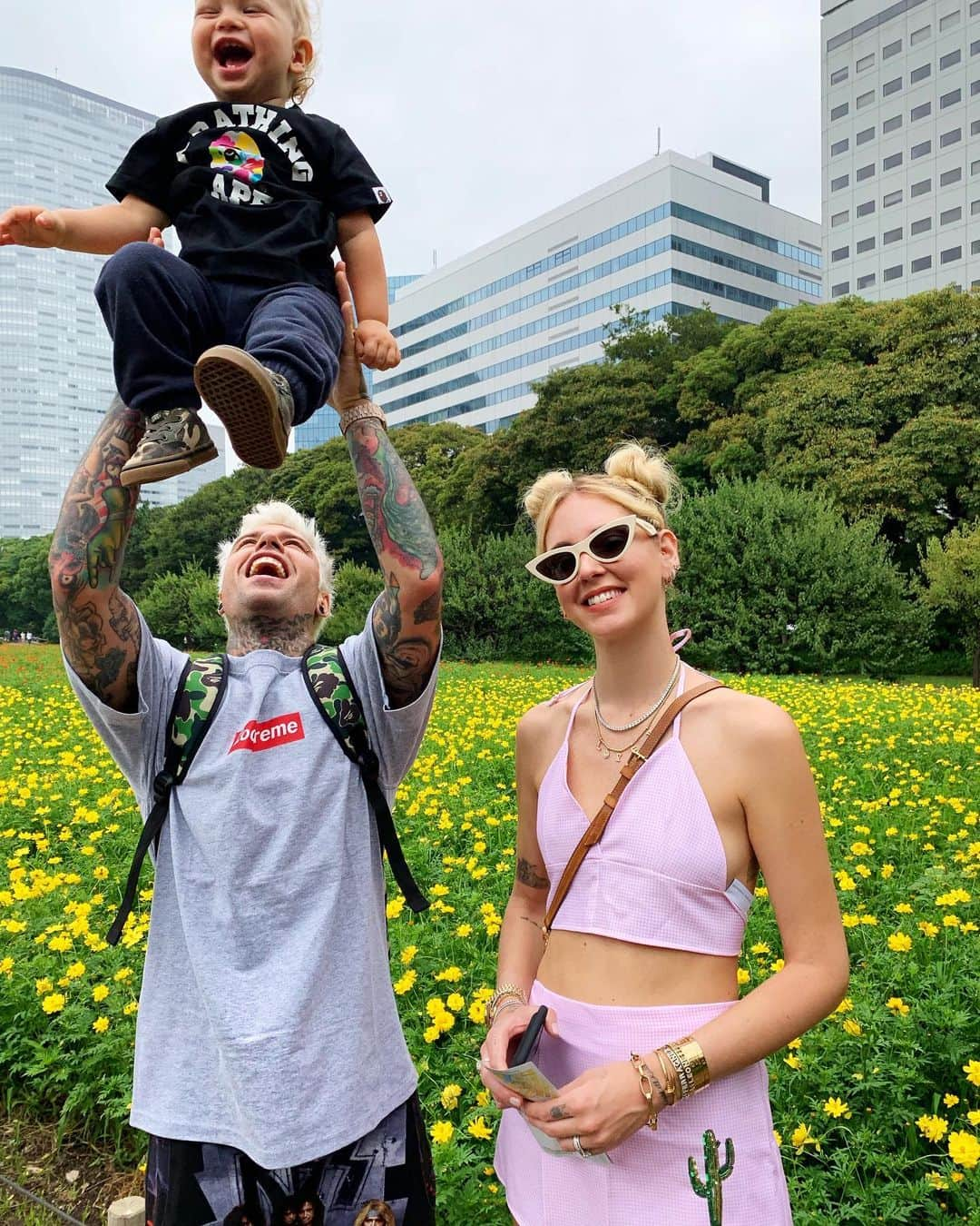 キアラ・フェラーニさんのインスタグラム写真 - (キアラ・フェラーニInstagram)「Family at the park in Tokyo 👪 #TheFerragnez」7月13日 15時59分 - chiaraferragni