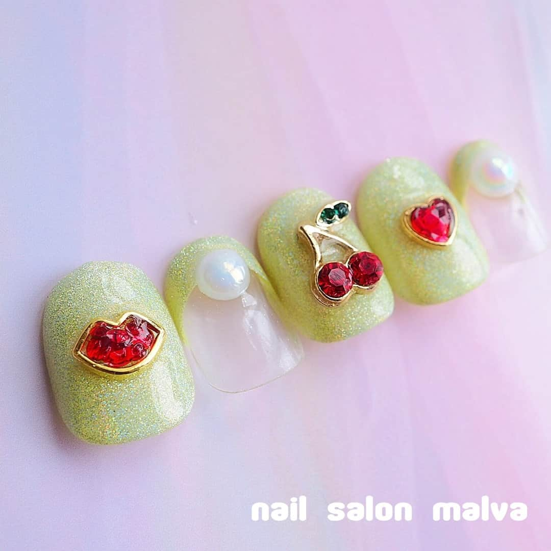 nailsalon malva（ネイルサロンマルヴァ）さんのインスタグラム写真 - (nailsalon malva（ネイルサロンマルヴァ）Instagram)「★フレンチスタイル095★  夏のデザインがネイルキャンペーンに追加中です⭐︎ いつもはしないなーって色とかも挑戦できちゃう💜  nailsalon malva  ご予約はLINEからがオススメです☆ 🌙原宿LINE ID→《@malva》 ※@を忘れずに‼︎ 全てのアートや料金表はHPより http://www.malvanail.com/sp/  #malva#マルヴァ#ネイル#gelnail#nail#nailart#naildesign#nailstagram#ジェル#gel#ジェルネイル#ネイルデザイン#原宿ネイル#nailsalon#ネイルサロン#ネイルチップ#森絵里香#malvaネイル#malvanail#ネイリスト募集#美甲#ロシアンマニキュア#ハンドネイル#夏ネイル#네일#젤네일#甲油#指甲#beauty#ラメネイル」7月13日 16時00分 - malva_nail