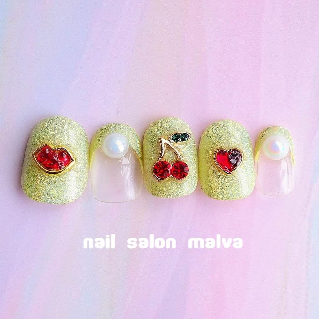 nailsalon malva（ネイルサロンマルヴァ）さんのインスタグラム写真 - (nailsalon malva（ネイルサロンマルヴァ）Instagram)「★フレンチスタイル095★  夏のデザインがネイルキャンペーンに追加中です⭐︎ いつもはしないなーって色とかも挑戦できちゃう💜  nailsalon malva  ご予約はLINEからがオススメです☆ 🌙原宿LINE ID→《@malva》 ※@を忘れずに‼︎ 全てのアートや料金表はHPより http://www.malvanail.com/sp/  #malva#マルヴァ#ネイル#gelnail#nail#nailart#naildesign#nailstagram#ジェル#gel#ジェルネイル#ネイルデザイン#原宿ネイル#nailsalon#ネイルサロン#ネイルチップ#森絵里香#malvaネイル#malvanail#ネイリスト募集#美甲#ロシアンマニキュア#ハンドネイル#夏ネイル#네일#젤네일#甲油#指甲#beauty#ラメネイル」7月13日 16時00分 - malva_nail