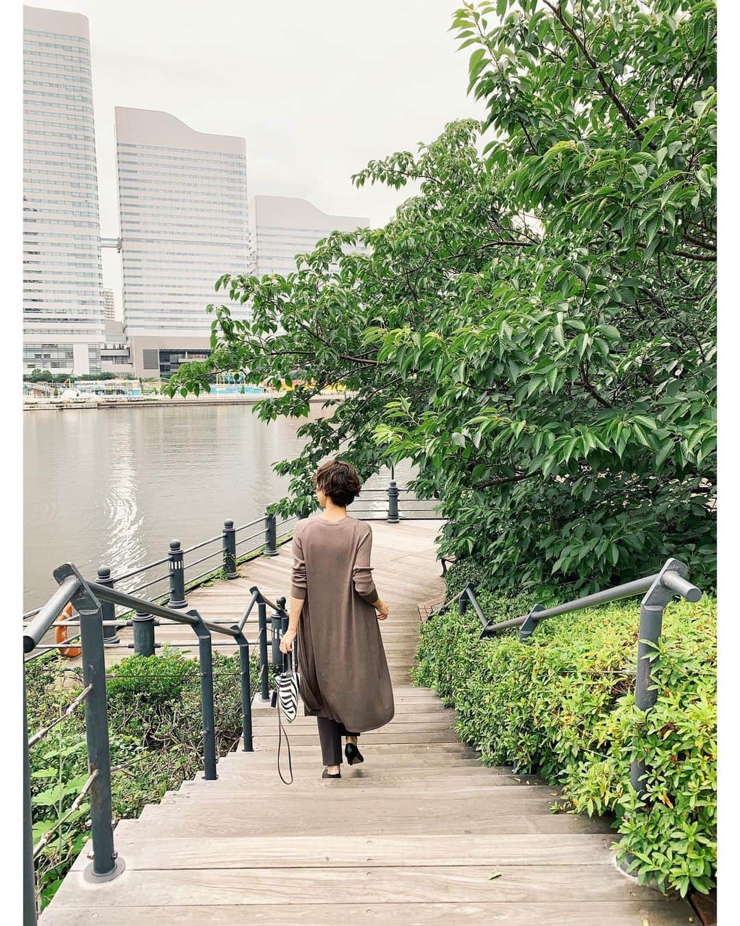 23区さんのインスタグラム写真 - (23区Instagram)「#23KU_DAYS 🚶‍♂️﻿to YOKOHAMA﻿ ﻿﻿﻿﻿ 横浜で過ごす休日﻿ ほんのり肌寒い今の季節にぴったりなのが、﻿ リブのロングカーディガン❣️﻿ クリアで清涼感のある素材だから、今から秋までたっぷり着回せる◎﻿ ﻿﻿ ﻿﻿﻿﻿ ﻿ -------------------------------------------------﻿﻿﻿ BAG: #marcomasi BOBYKA0383 ¥15,000+tax﻿ -------------------------------------------------﻿﻿﻿﻿﻿ ﻿﻿﻿﻿﻿ #23KU_DAYS_YOKOHAMA #23区 #23區 #MYSTANDARD23 ﻿﻿﻿﻿﻿﻿ #リブカーディガン #ロングカーディガン #パンツコーデ #ベーシックコーデ #シンプルコーデ #アニマル柄 #ゼブラ柄 #コーデ #横浜 #みなとみらい #YOKOHAMA #MINATOMIRAI #汽車道 #ランドマークタワー #横浜観光 #休日の過ごし方 #私の休日 #タビジョ #fashion #style #ootd #code #coordinate ﻿」7月13日 16時05分 - 23ku_official