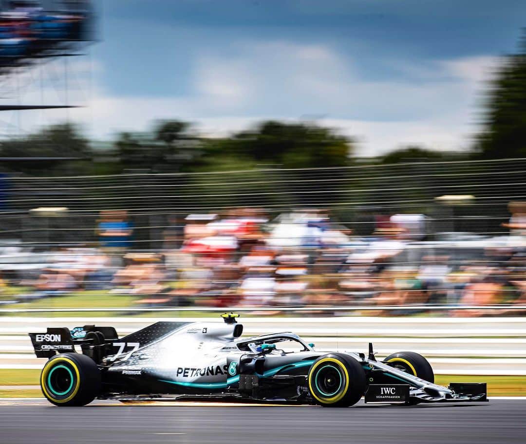 MERCEDES AMG PETRONASさんのインスタグラム写真 - (MERCEDES AMG PETRONASInstagram)「Quali Day! ⚡️⚡️⚡️ VB set the pace on Friday, but Lewis is unbeaten on Saturday at Silverstone since 2014! 😮 Share your #BritishGP pole predictions in the comments... 👇 • #MercedesAMGF1 #Mercedes #AMG #F1 #PETRONASmotorsports #VB77 @valtteribottas」7月13日 16時20分 - mercedesamgf1