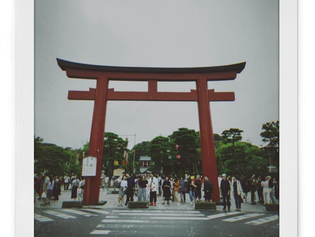 近野莉菜さんのインスタグラム写真 - (近野莉菜Instagram)「雨の鎌倉🐌☔️久しぶりに行ってきました♪お蕎麦とわらび餅食べたり、鶴岡八幡宮行ったり、小町通りで食べ歩きしたよ😋長谷寺に紫陽花見に行ったけど、人気すぎて見れなかった😥（笑）一緒に行った友達が写真撮ってくれた📸」7月13日 16時17分 - chikano.rina