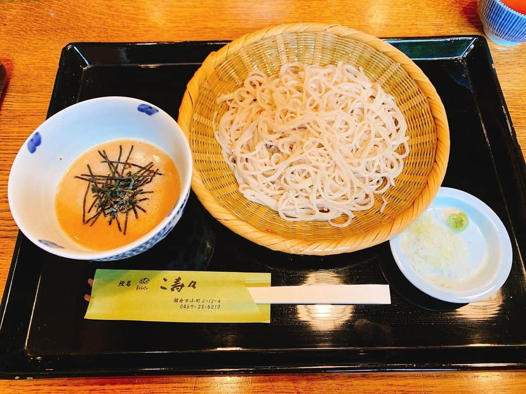 近野莉菜さんのインスタグラム写真 - (近野莉菜Instagram)「雨の鎌倉🐌☔️久しぶりに行ってきました♪お蕎麦とわらび餅食べたり、鶴岡八幡宮行ったり、小町通りで食べ歩きしたよ😋長谷寺に紫陽花見に行ったけど、人気すぎて見れなかった😥（笑）一緒に行った友達が写真撮ってくれた📸」7月13日 16時17分 - chikano.rina