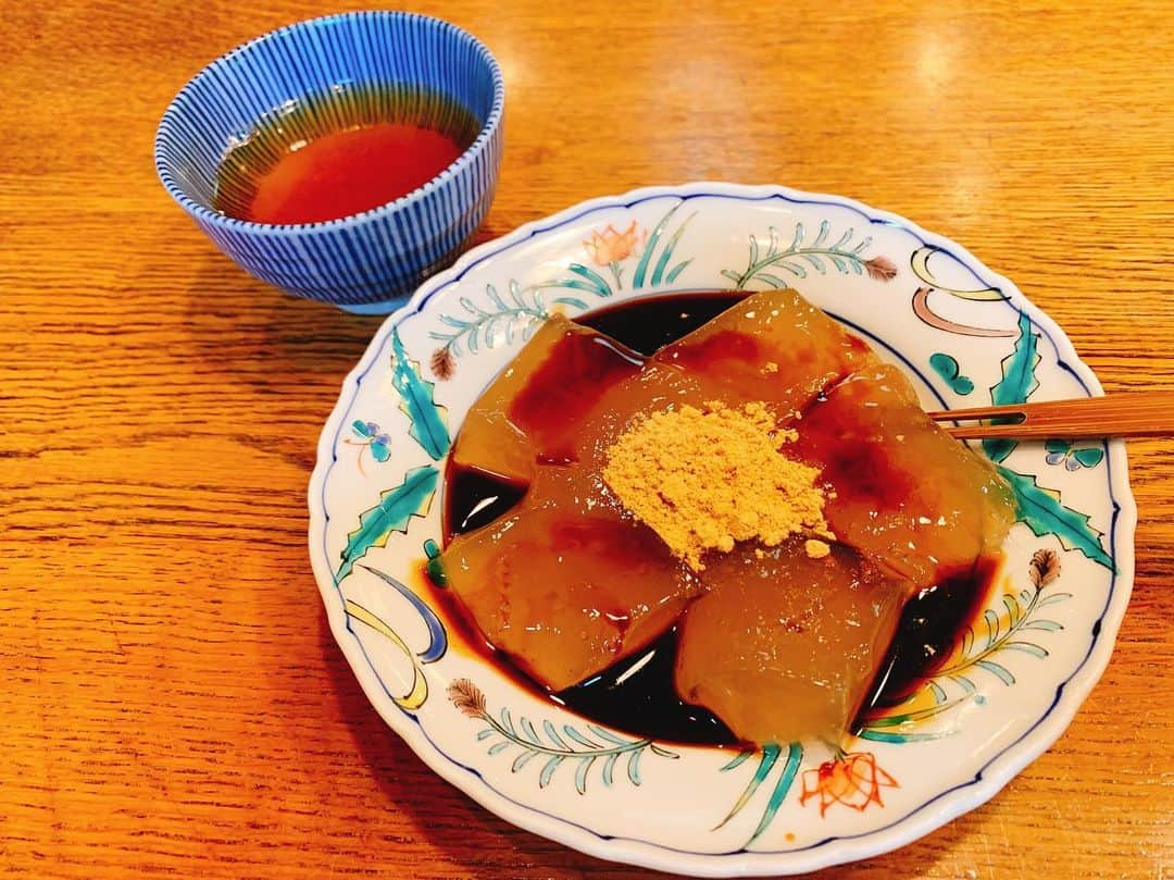 近野莉菜さんのインスタグラム写真 - (近野莉菜Instagram)「雨の鎌倉🐌☔️久しぶりに行ってきました♪お蕎麦とわらび餅食べたり、鶴岡八幡宮行ったり、小町通りで食べ歩きしたよ😋長谷寺に紫陽花見に行ったけど、人気すぎて見れなかった😥（笑）一緒に行った友達が写真撮ってくれた📸」7月13日 16時17分 - chikano.rina