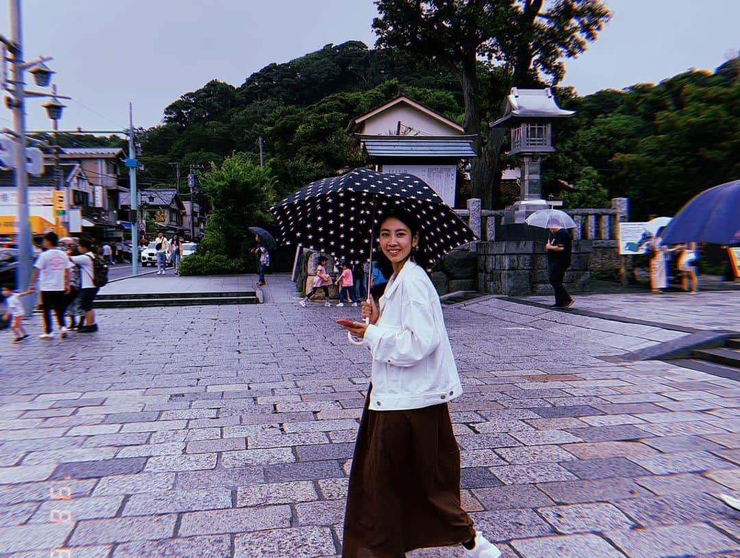 近野莉菜のインスタグラム：「雨の鎌倉🐌☔️久しぶりに行ってきました♪お蕎麦とわらび餅食べたり、鶴岡八幡宮行ったり、小町通りで食べ歩きしたよ😋長谷寺に紫陽花見に行ったけど、人気すぎて見れなかった😥（笑）一緒に行った友達が写真撮ってくれた📸」